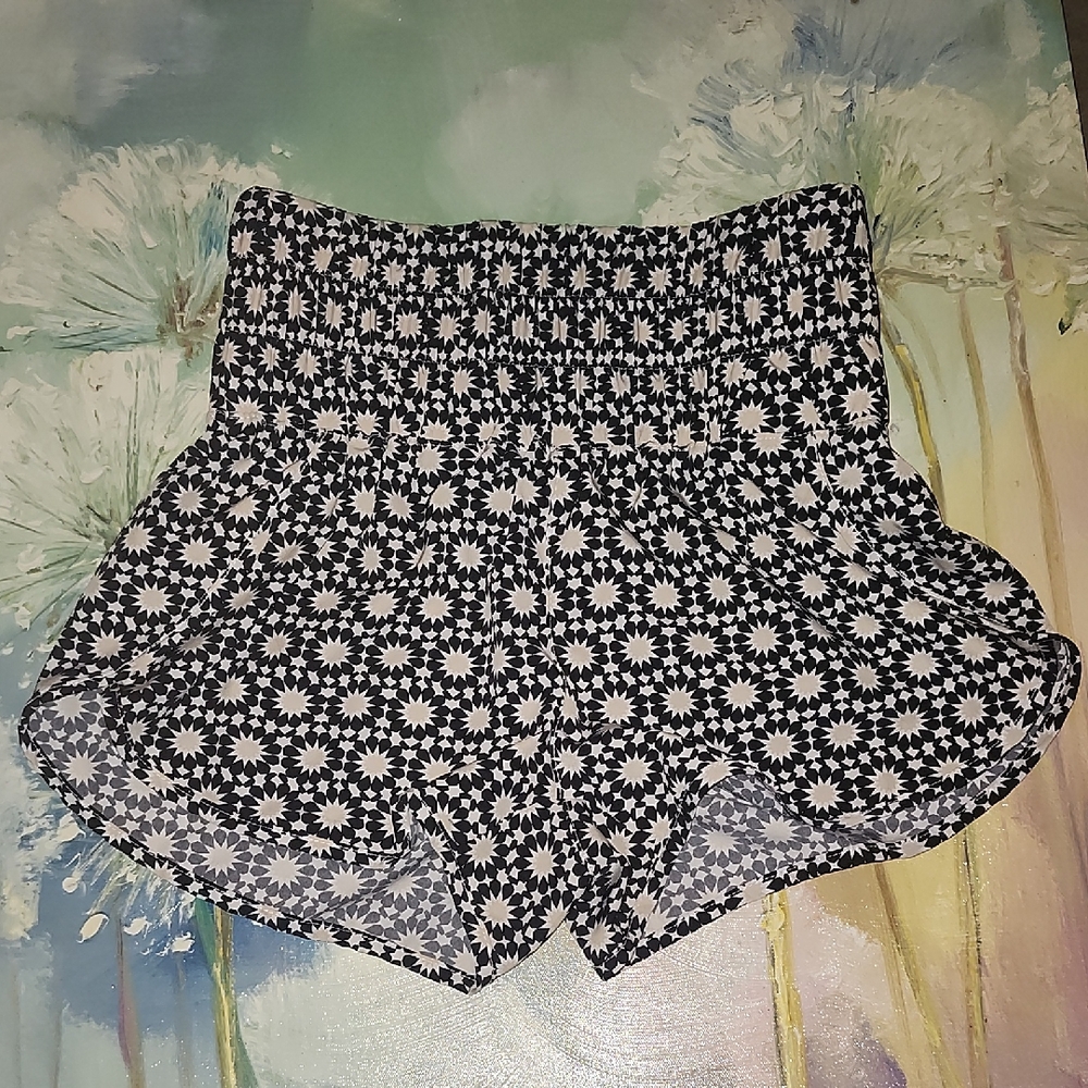 High Waist Floral Women's Shorts - Black and White